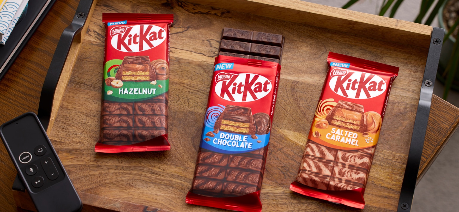 Trois nouvelles tablettes KITKAT sur un plateau