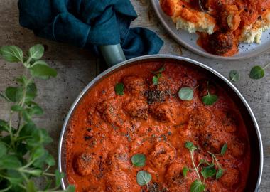 BOULETTES À LA SAUCE TOMATE ET PURÉE