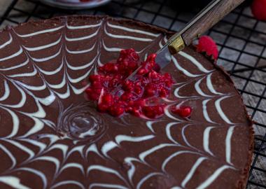 Chocoladecake in de vorm van een spinnenweb