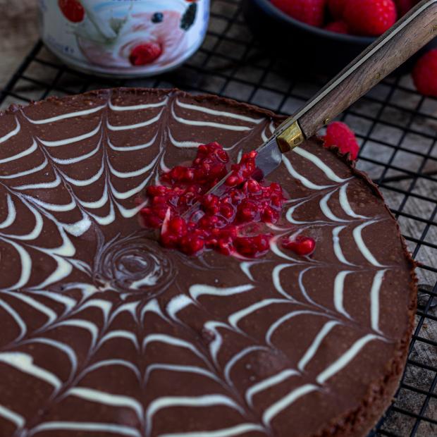 Chocoladecake in de vorm van een spinnenweb