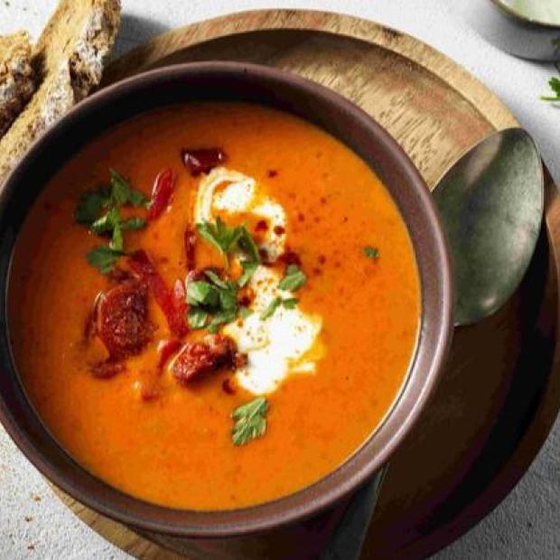 Tomaat-paprika soep met chorizo